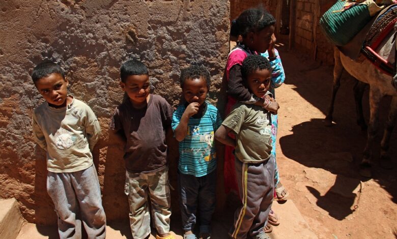 علاقة السلطة بالناس… مسافة تتسع حين يصمت الطرف الأقوى