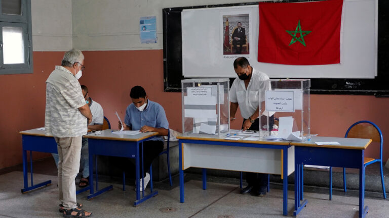 الديمقراطية المؤجلة: كيف تدار الانتخابات من خلف شاشات معطلة