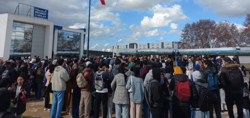 استنكار واسع لتدخل أمني داخل كلية العلوم بالقنيطرة وسط مطالب بالإفراج عن الطلبة المعتقلين