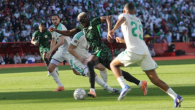 حين يقترب الحسم في الملعب… ويشتد الامتحان خارجه