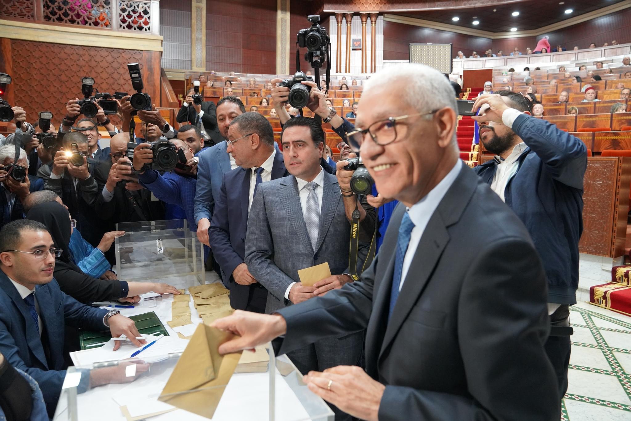 حين يشتغل الحزب كامتداد للدولة: تفكيك منطق القيادة داخل “الأحرار”