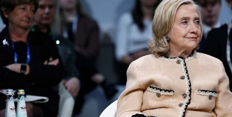 صورة تُربك جلسة الاستجواب… كيف تحولت شهادة هيلاري كلينتون حول إبستين إلى جدل جديد داخل الكونغرس؟