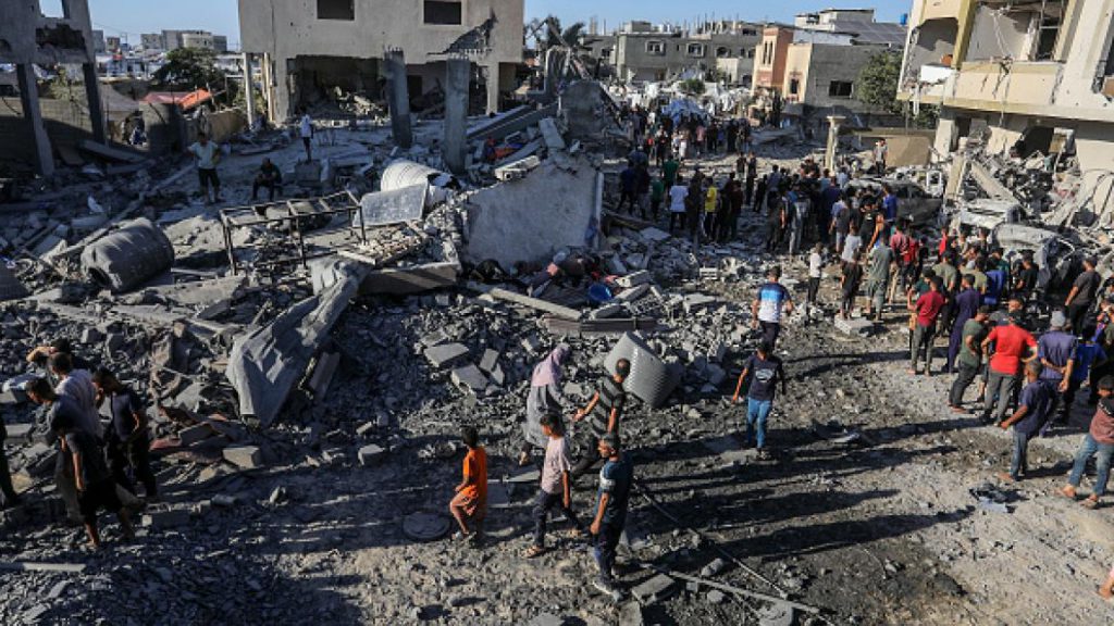 مقتل 12 فلسطينياً في غارات إسرائيلية على غزة رغم سريان وقف إطلاق النار