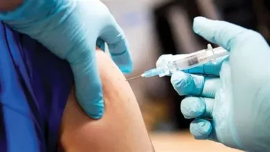 هل يسبب لقاح كوفيد-19 الوفاة بعد عشر سنوات؟ قراءة علمية هادئة في واحدة من أكثر الشائعات انتشاراً