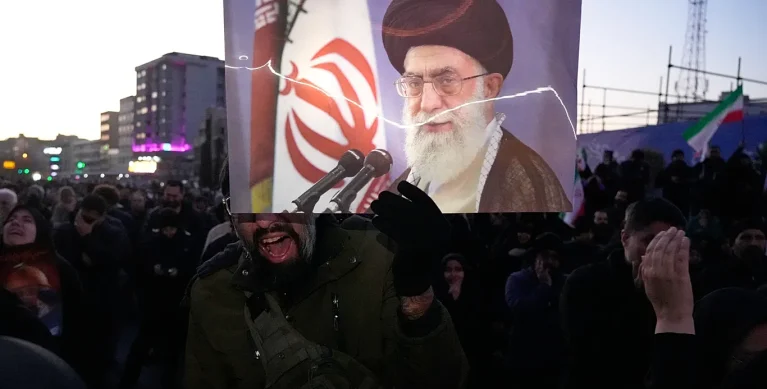 إيران تردّ على اغتيال خامنئي بهجمات واسعة على إسرائيل وقواعد أمريكية وسط مخاوف من حرب إقليمية شاملة