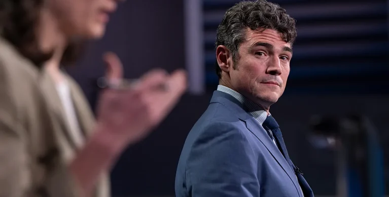 استقالة وتحقيق وتسريب مزعوم: هل تكشف قضية جو كينت أزمة داخل إدارة ترامب؟