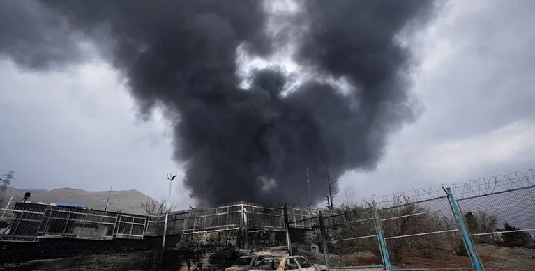 “المطر الأسود” يخنق طهران.. صداع وضيق تنفس وقلق من آثار صحية أخطر “المطر الأسود” يخنق طهران.. صداع وضيق تنفس وقلق من آثار صحية أخطر