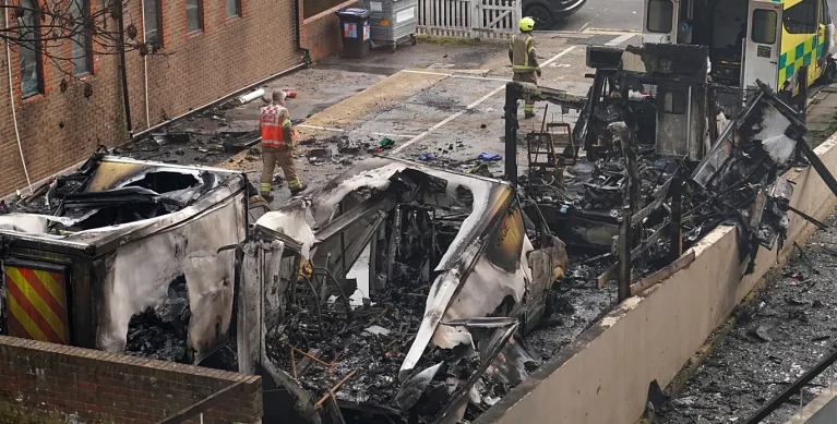 حريق يحرق 4 سيارات إسعاف يهودية في لندن.. والشرطة تحقق في جريمة كراهية