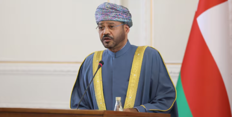 مسقط تكشف موقفها من الهجمات المجهولة وتدين الحرب الإقليمية