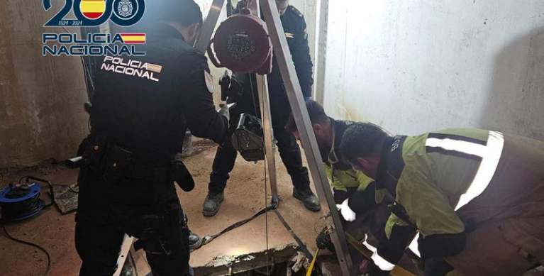 الشرطة الإسبانية تكشف نفقا سريا لتهريب الحشيش من المغرب إلى سبتة الشرطة الإسبانية تكشف نفقا سريا لتهريب الحشيش من المغرب إلى سبتة