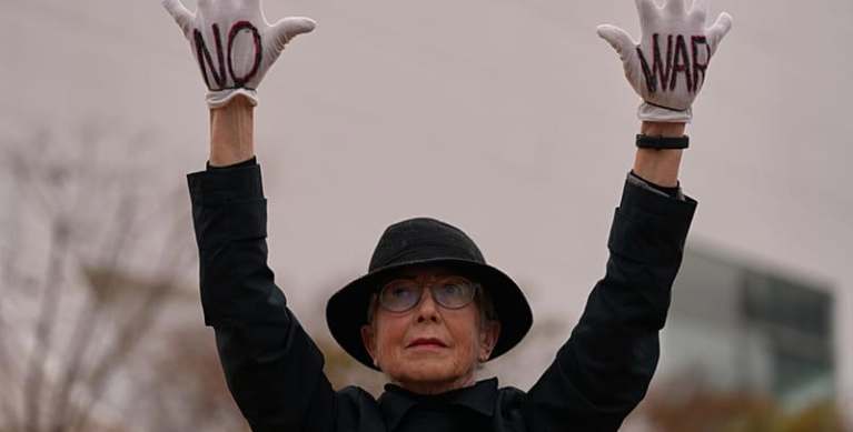 ترامب يجمّد ضربات إيران 5 أيام.. وطهران تنفي أي مفاوضات مع واشنطن ترامب يجمّد ضربات إيران 5 أيام.. وطهران تنفي أي مفاوضات مع واشنطن