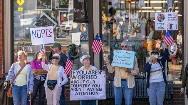 “لا ملوك” في الشوارع.. احتجاجات واسعة ضد ترامب داخل أمريكا وخارجها “لا ملوك” في الشوارع.. احتجاجات واسعة ضد ترامب داخل أمريكا وخارجها