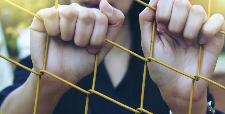 “قفاطين مغربية” تقود إلى المؤبد… القضاء الإماراتي يُدين سيدة مغربية وشقيقيها في قضية كوكايين