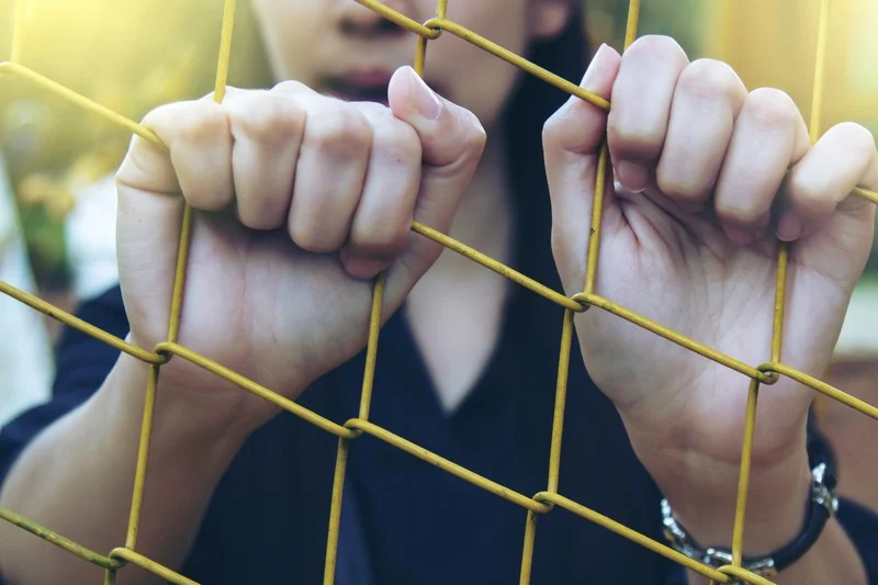 “قفاطين مغربية” تقود إلى المؤبد… القضاء الإماراتي يُدين سيدة مغربية وشقيقيها في قضية كوكايين