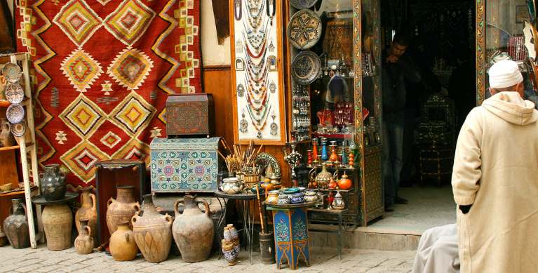 التراث المغربي بين اقتصاد الذاكرة وسوق الاستهلاك: حين تتحول الهوية إلى سلعة التراث المغربي بين اقتصاد الذاكرة وسوق الاستهلاك: حين تتحول الهوية إلى سلعة