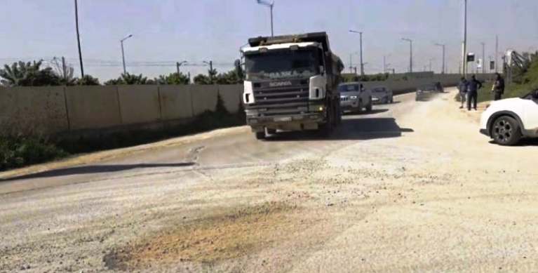 “طريق الموت” بالنواصر يفاقم معاناة السكان ويهدد سلامة السائقين “طريق الموت” بالنواصر يفاقم معاناة السكان ويهدد سلامة السائقين