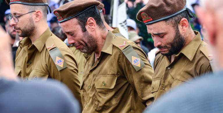 أهالي جنود إسرائيليين يضغطون على نتنياهو: تعريض أبنائنا للخطر في لبنان غير مقبول أهالي جنود إسرائيليين يضغطون على نتنياهو: تعريض أبنائنا للخطر في لبنان غير مقبول