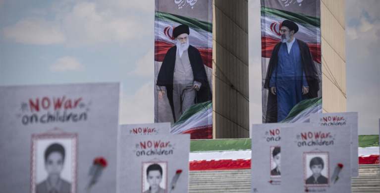 مجتبى خامنئي يدعو الإيرانيين إلى غرس “بذور الأمل” في يوم الجمهورية الإسلامية