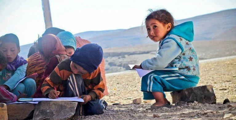 “تقرير لليونسكو: 74% لا يتمون التعليم الثانوي التأهيلي وأكثر من 80% من تلاميذ الإعدادي دون الحد الأدنى في القراءة والرياضيات”.